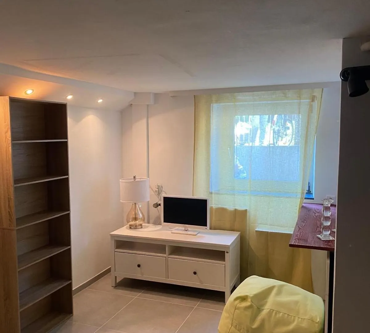 Schoene 2-Zimmer Wohnung In Sehr Guter Lage Colónia